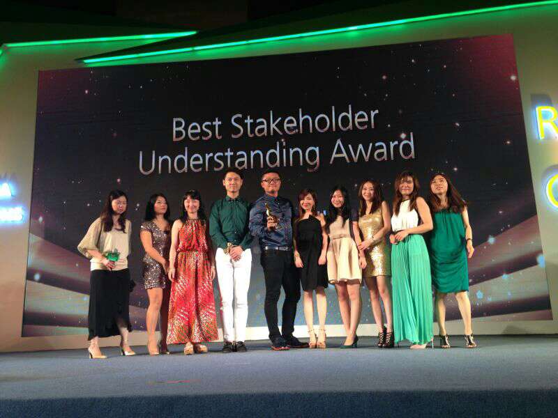 福莱（中国）宝洁团队代表领取年度最佳利益相关者洞察大奖